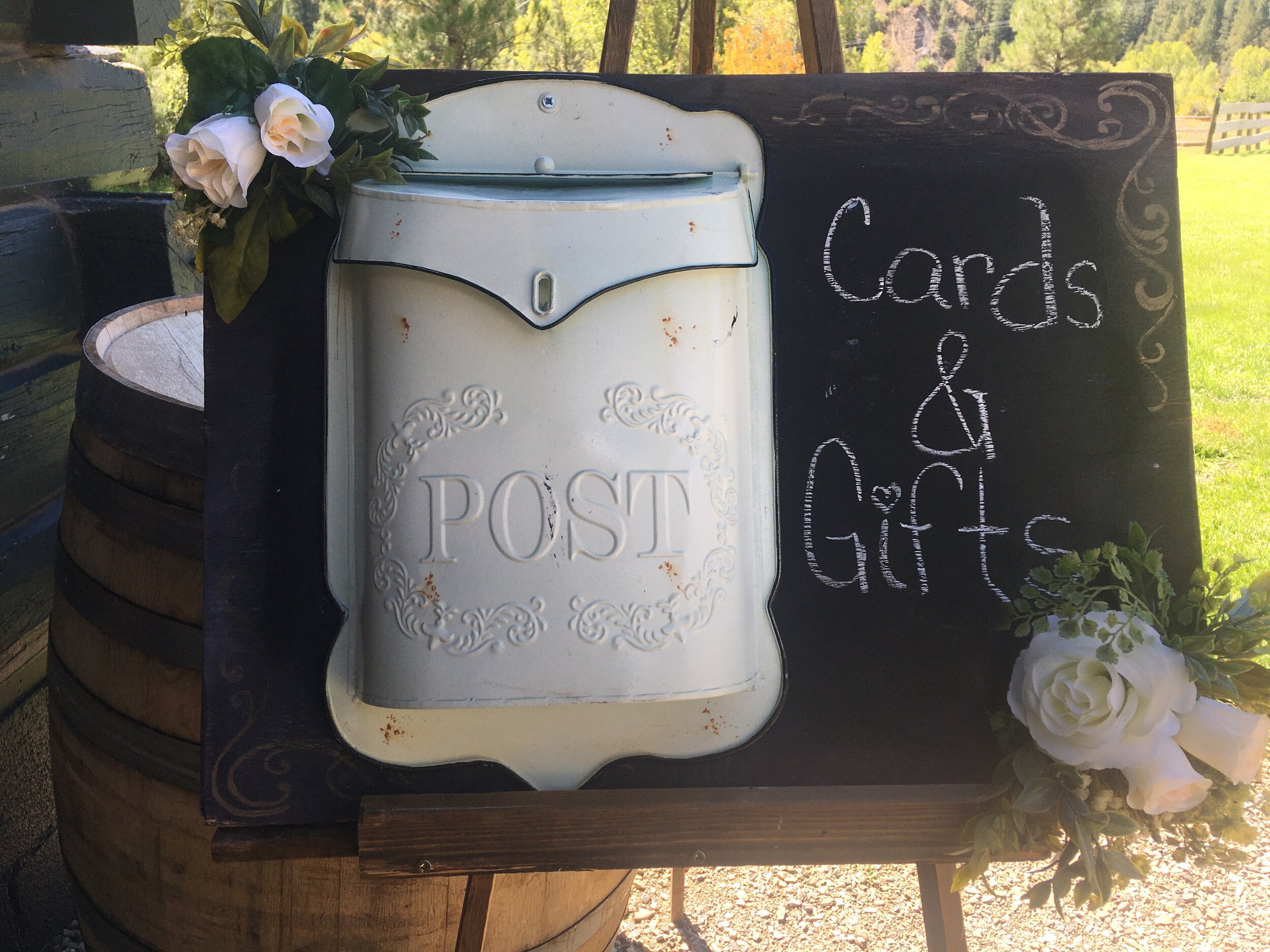 Post mailbox Ivory distressed 