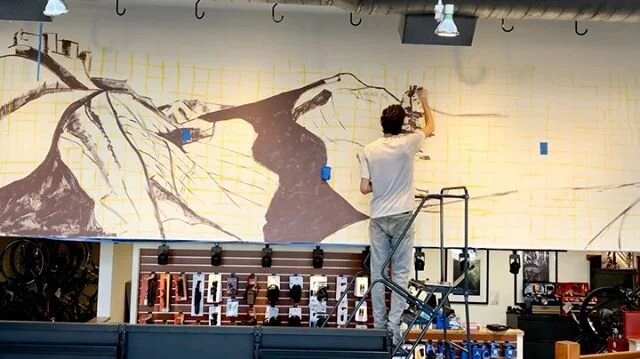 Little progress n process on this 30 footer for @landrysbicycles 🚲🏔! Sketching and undercoat layers.
.
.
.
.
#bostonmural #painting #bostonstreetart #bostonartist #bigsamspaints