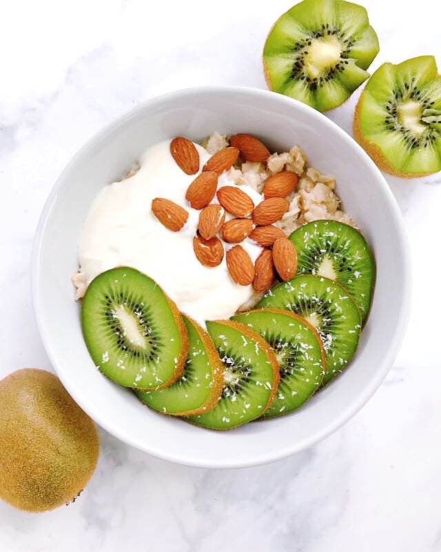 kiwi-fruit-yoghurt-almonds-coconut-oats