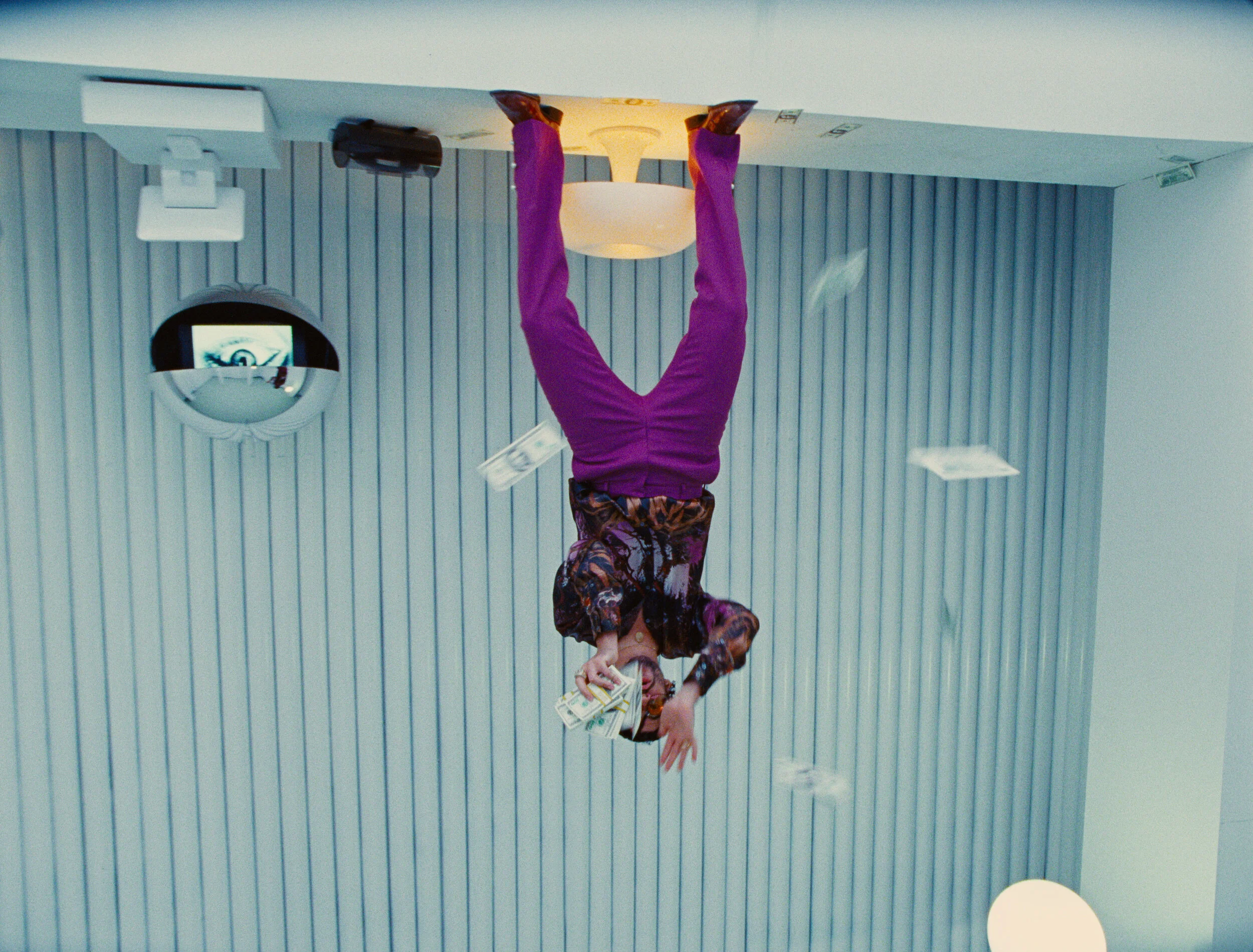 BAD BUNNY - HOY COBRÉ (Video Oficial)