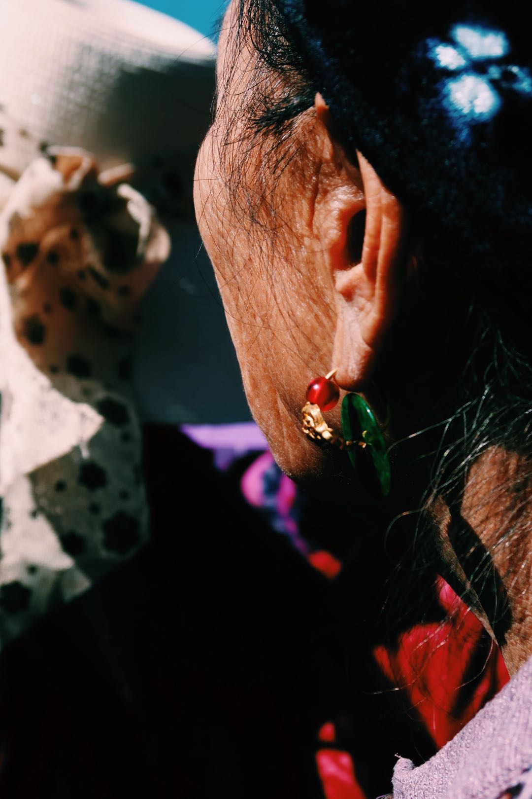 Captivated by the dancers, she gave me a good look at her jewelry