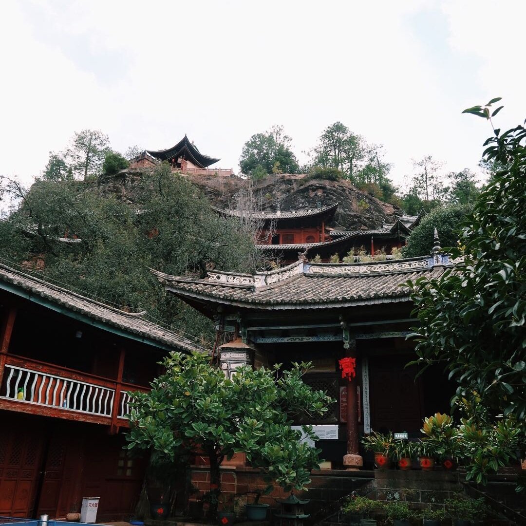 Walk up into the grottoes Shibaoshan