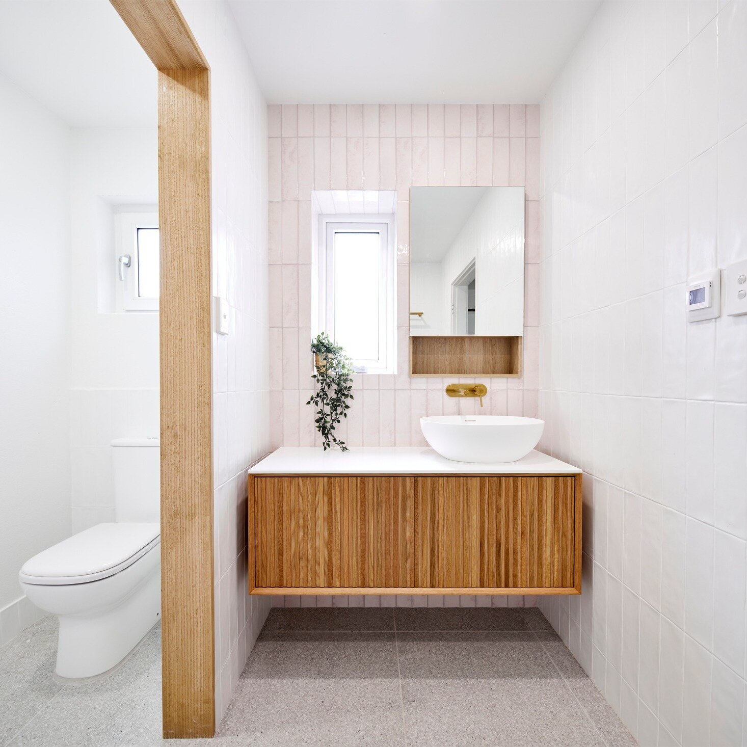 Pink - Gold - Timber

We may have failed to get tickets to Tay Tay, but one thing we know is that a pink, gold and timber colour palate will never go out of style.

📸 @lightbulbstudio 

@reecebathrooms @ronbo_glass_joinery_design_ @hardwood_projects