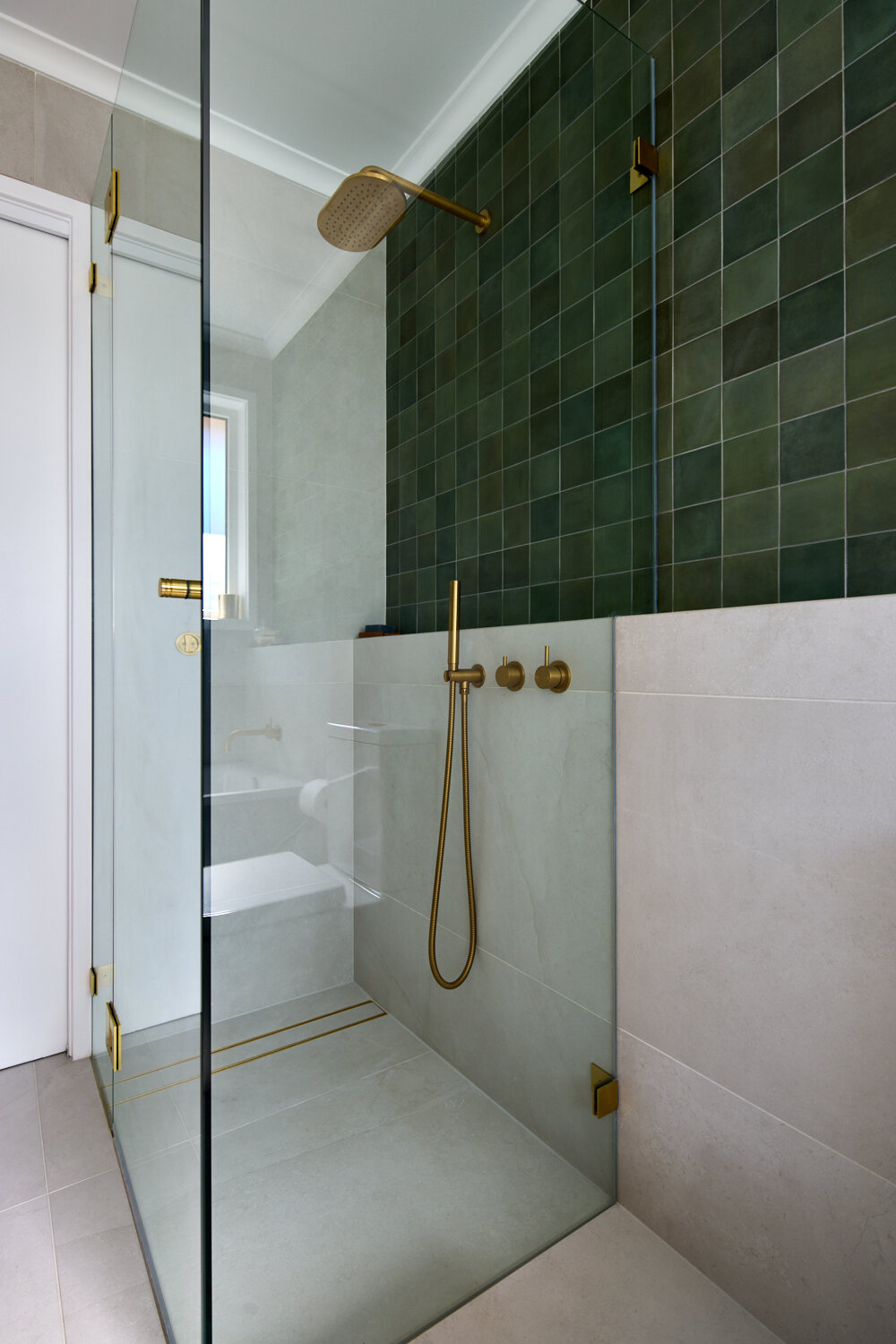 Weetangera Project

Make the most of your space with a compact shower room, like this one from our recent Weetangera Project. I'm green with envy over those tiles!

Sussex PVD Tapware @reecebathrooms @sussextaps 
Teamwork by @hardwood_projects @am_pl