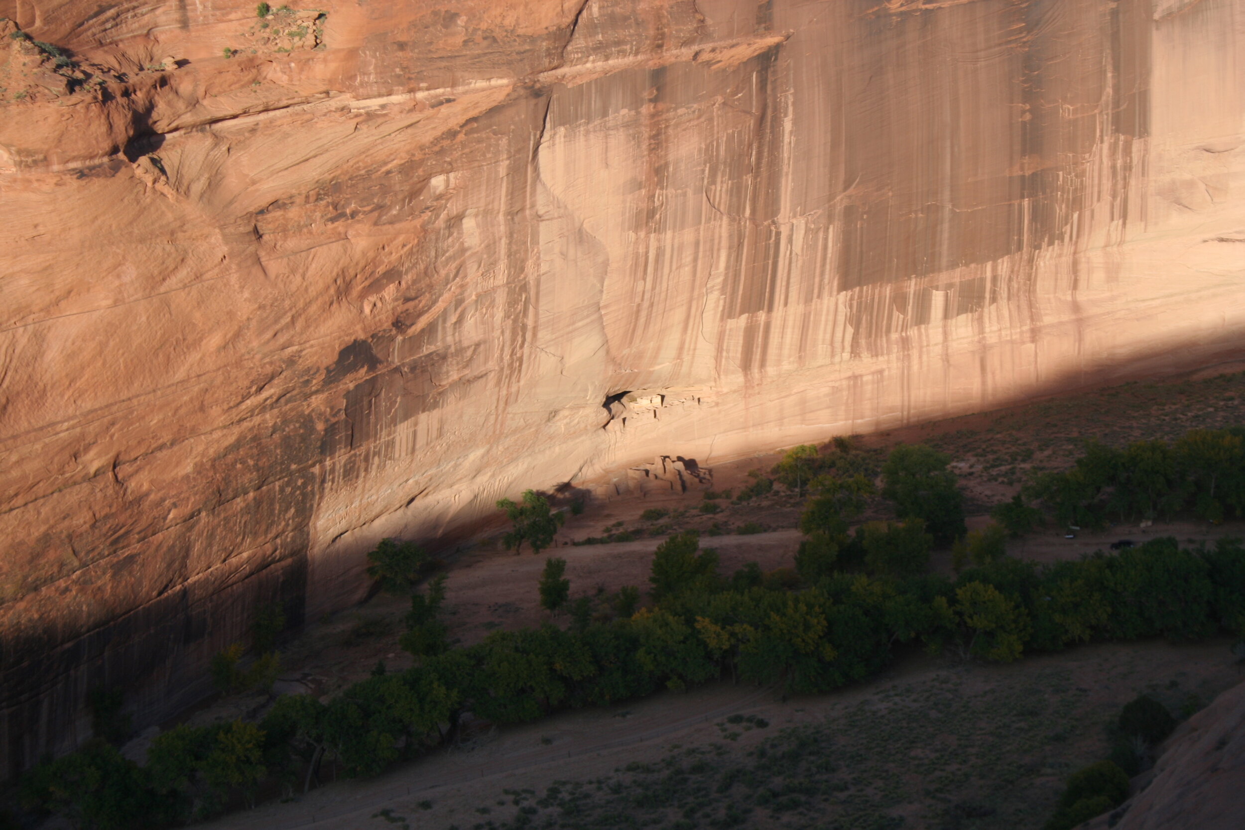   White Rouse ruins at Canyon de Chelly.   