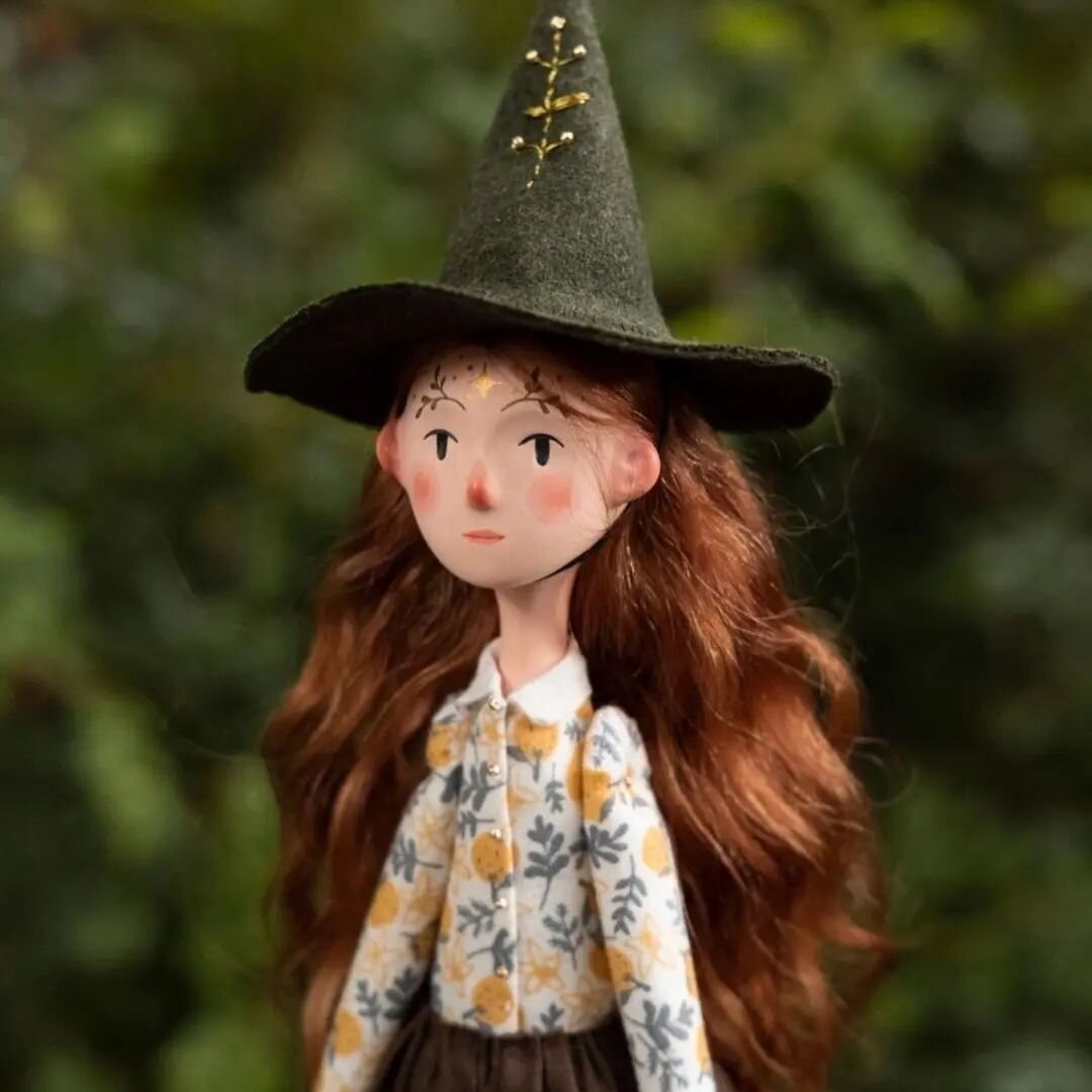 I have a new friend! 🌿✨️
How lovely is this little witch, hand made by Alina (September.tales on instagram). Such a sweet gift from @mrriktus this Christmas. At the moment she's living alongside some fairy tales on my bookcase 📚

Photos also by Ali
