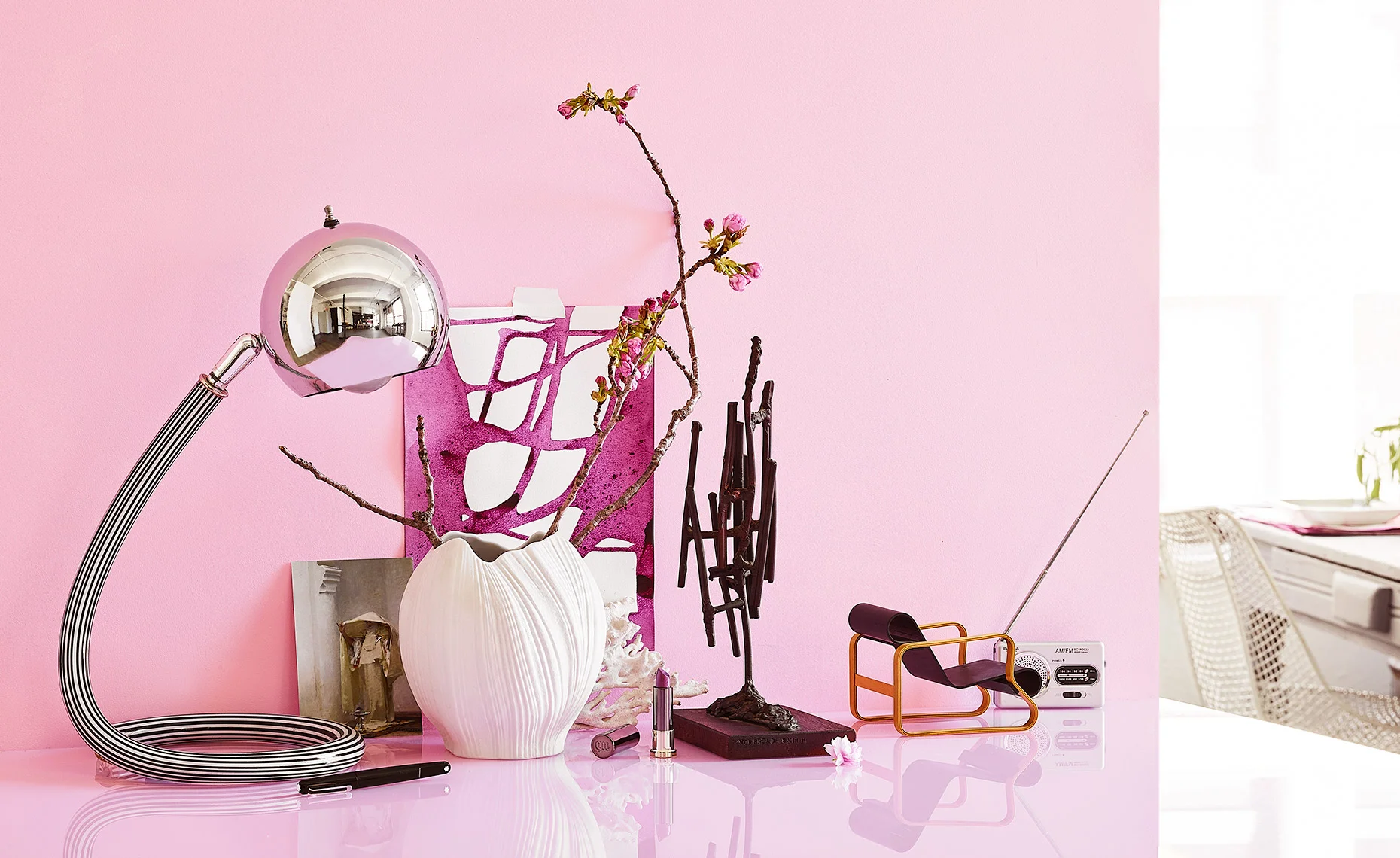 VX_RE_PINK_LAMP_STILL_LIFE_4_10_19-DP_TEST_PINK63867.jpg