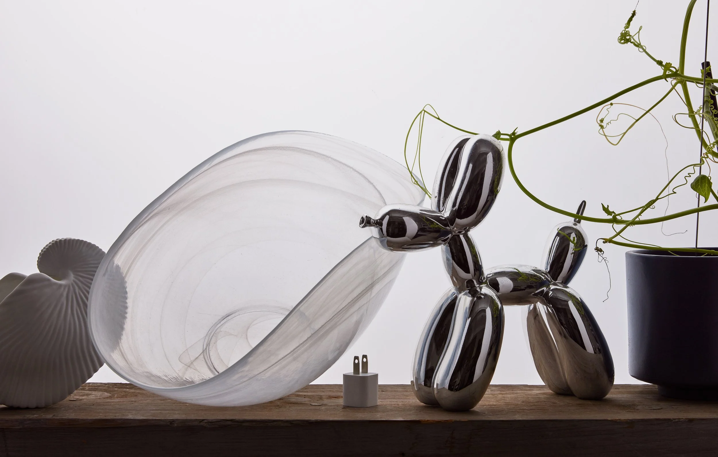 VX_RE_BALOONDOG_WHITE_CLAM_VASE_6_20_25_Stillife_test9049.jpg