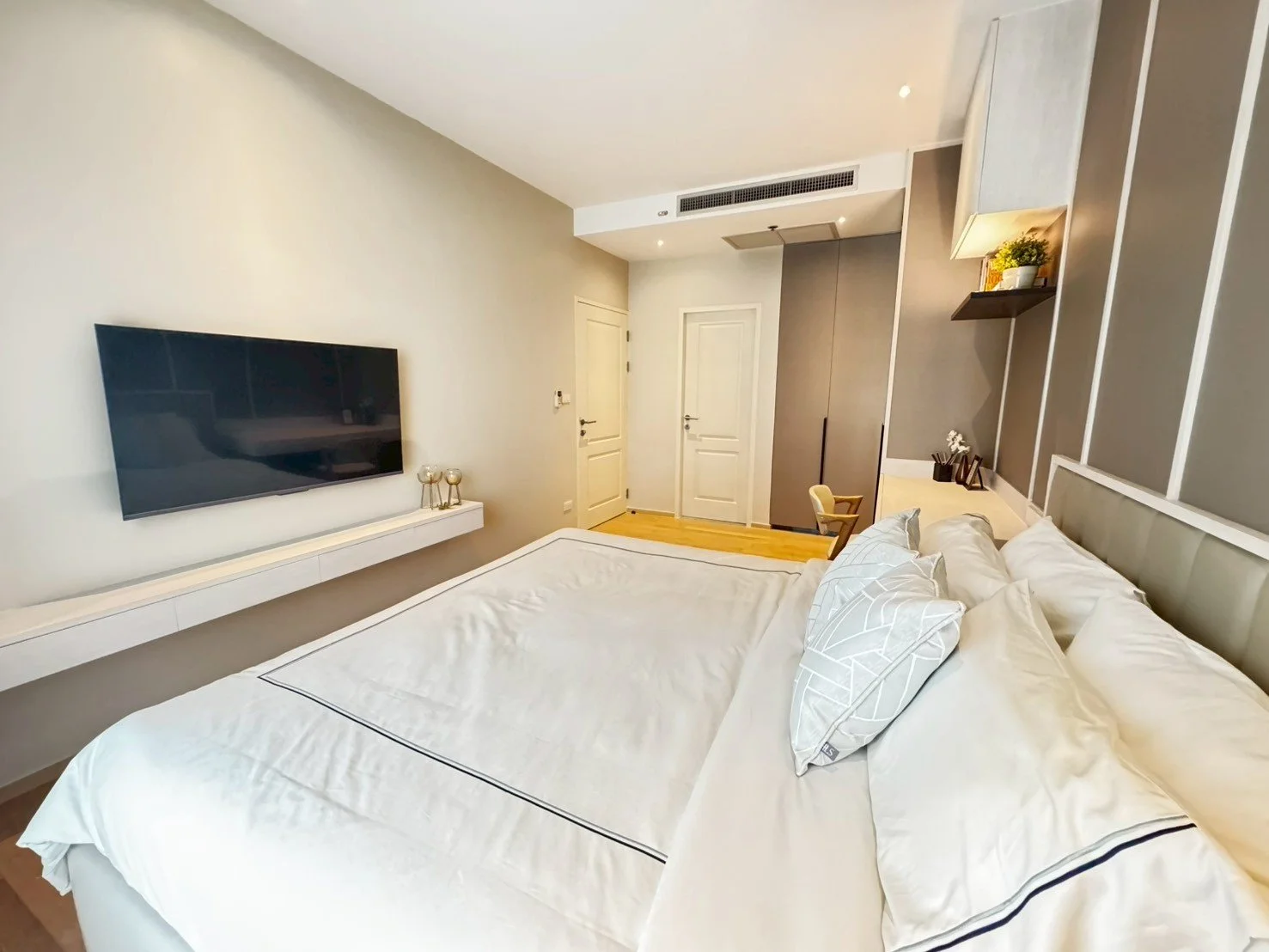 LINE_ALBUM_Noble Refine 27174(20F)Photo room by Aom_260619_88.jpg