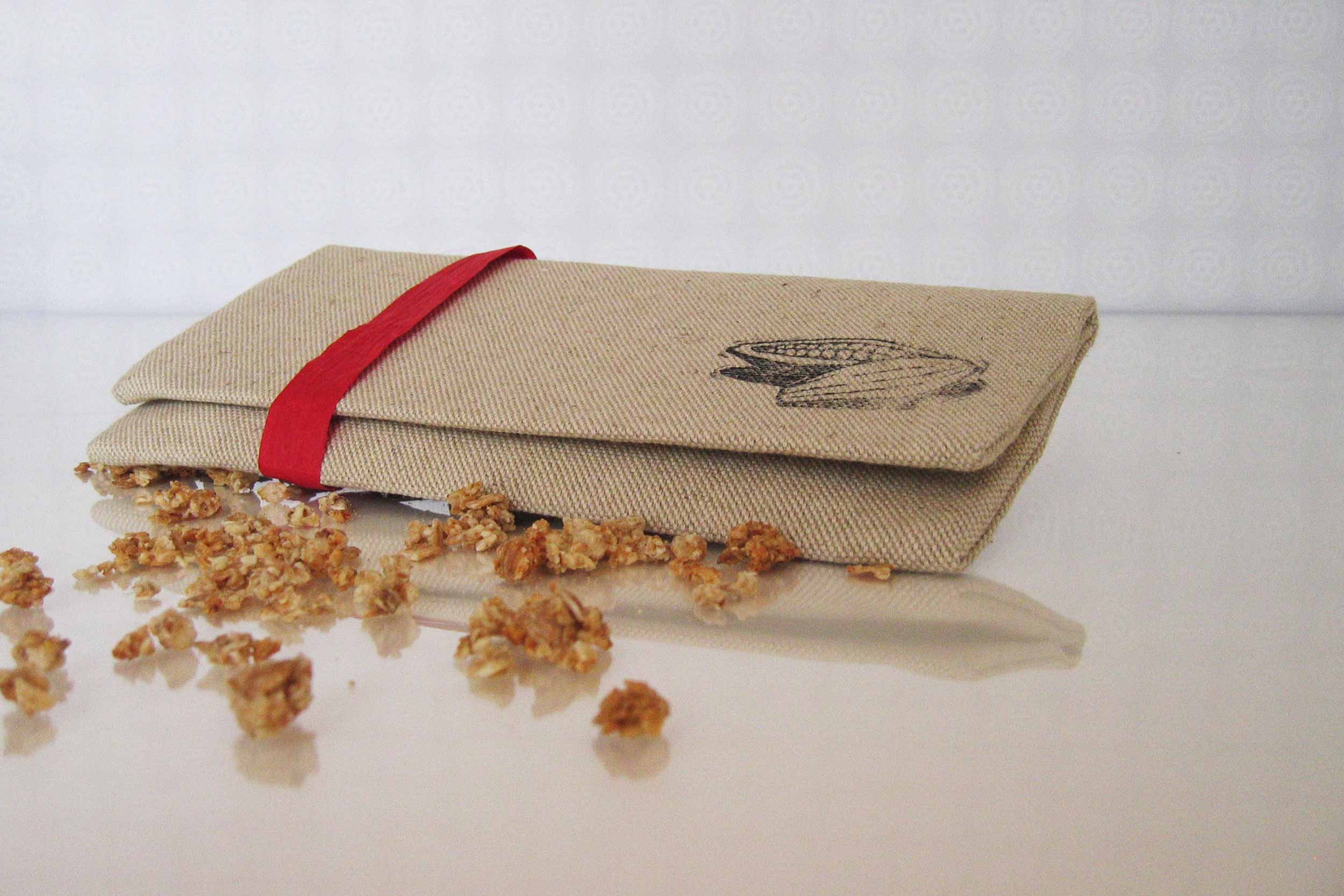 Patentierte Umverpackung aus recyceltem Naturleinen.