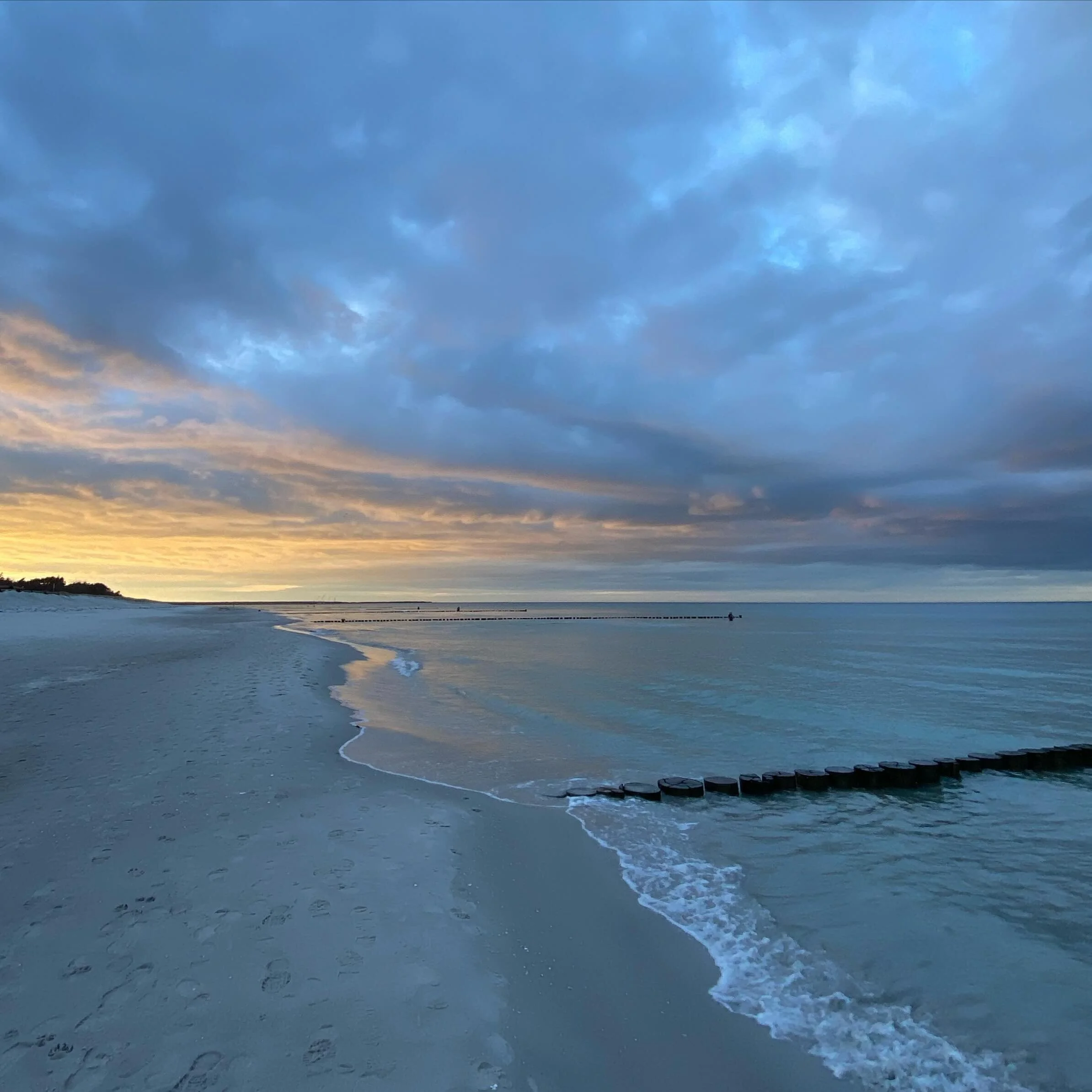 jedesmal aufs neue fasziniert
.
.
.
.
#ostsee #ostseeliebe❤️ #balticsea🌊 #sunset #meer #sea #sonnenuntergang