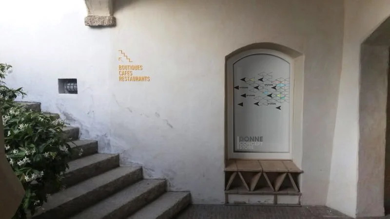 donne_concept_store_vetrofania_vetrina_illustration_porto_cervo_1.jpg