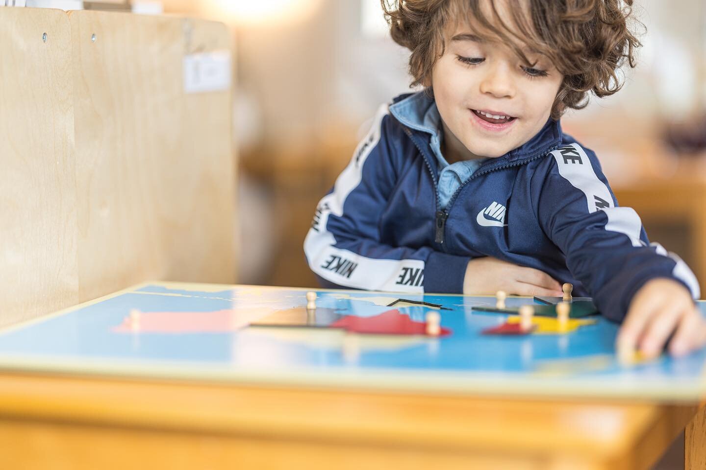The gift of the Montessori education experience is priceless 📚The @thechildrenshouseatx is currently accepting applications for the 2024-2025 school year. Enrollment starts in January! 📸 @rosslemania #montessoriaustin #atxmontessori #montessoriclas