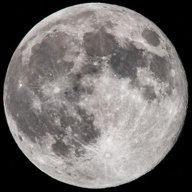 Full moon 🌕 last night and when it was setting over Hallingskarvet this morning.

#visitgeilo #night #nightsky #sky #cratere #outdoors #landscape #astro #nature #lifestyle #ilovenorway  #hallingskarvet #night #moon #fullmoon #sigma #scandinvaia #tra