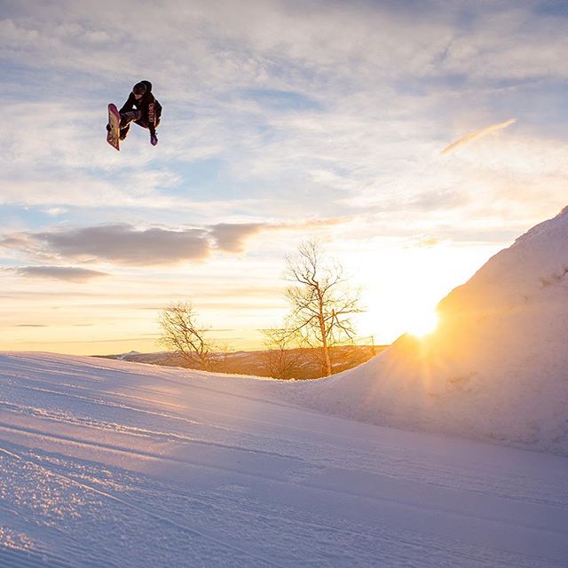 Sunrise session in @geiloparken this morning!

#snow #morning #winter #snowboard #snowpark #ski #terrainpark #nikon #aerial #geilo #kikut #Norway #livetbakheiskortet #mountainlife #utno #north #nordic #scandinavia #mountain #outdoors #lifestyle #skic