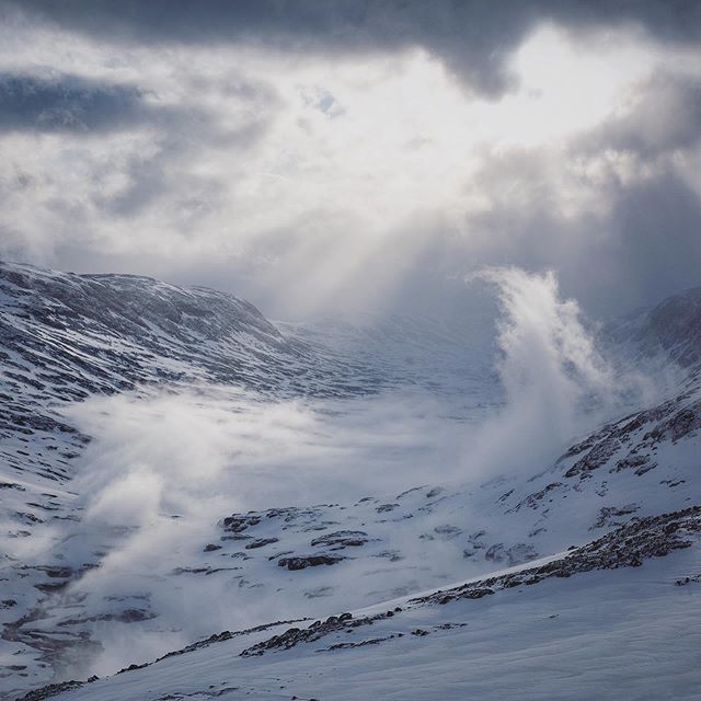 Morning show @strynsommerski!

#snow #stryn #sunlight #visitnorway #lifestyle #outdoors #nature #folven #mountaintop #mountains #strynsommerski #ilovenorway #mittnorge #igscandinavia #scandinavia #north #nordic #Norway #adventure #clouds #morning #ex