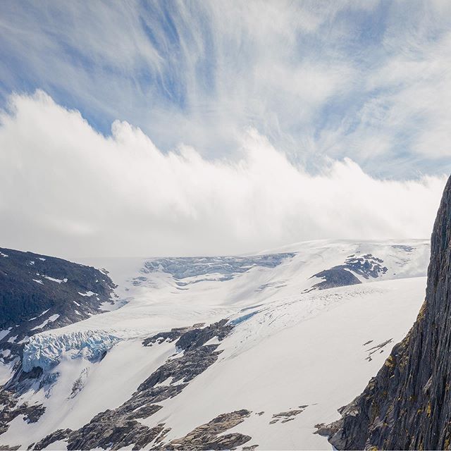 Big hike up to Kattanakken with @life_of_elton yesterday!

#aerial #glacier #sognogfjordane #visitnorway #lifestyle #outdoors #nature #samoyed #kattanakken #mountains #mavic2 #ilovenorway #mittnorge #igscandinavia #scandinavia #north #nordic #Norway 