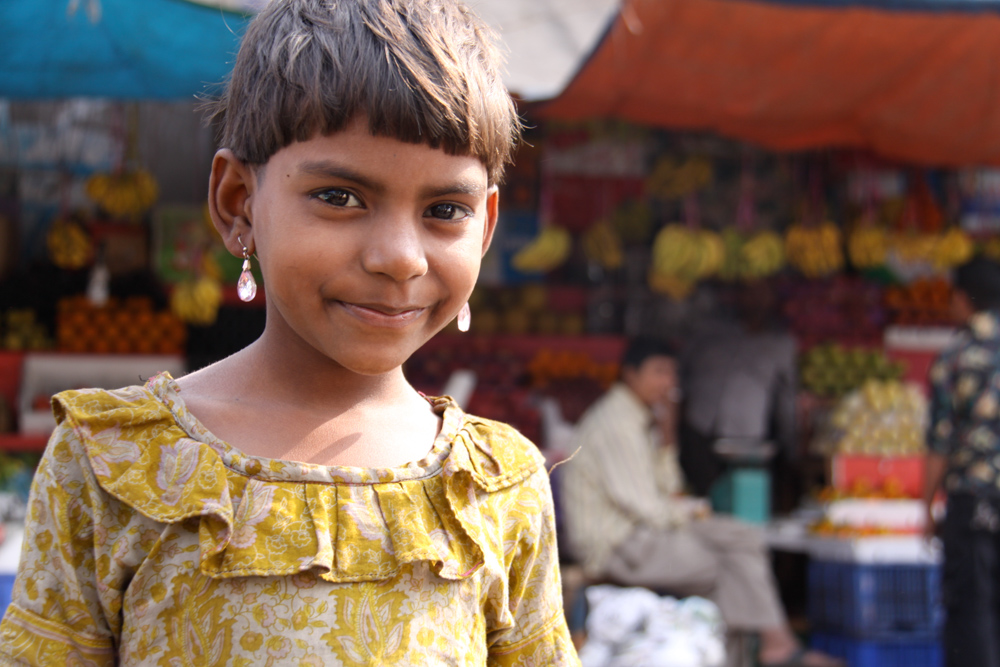20091217-dhakaearingsgirl copy.jpg