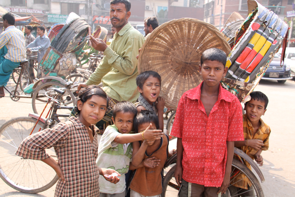 20091217-dhakarickshawkids copy.jpg