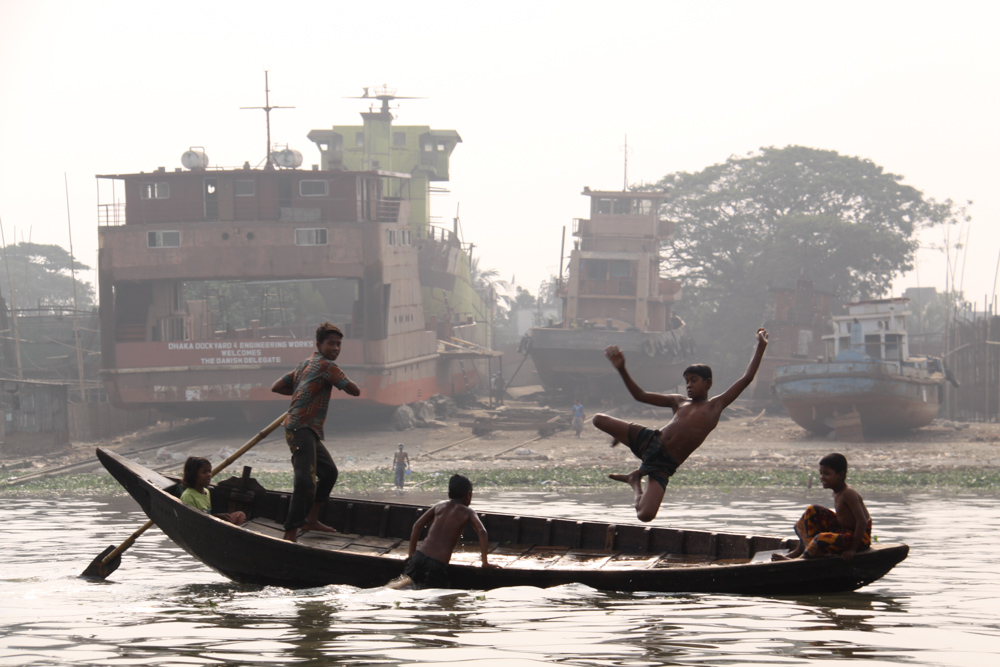20091218-dhakaboatjumper copy.jpg