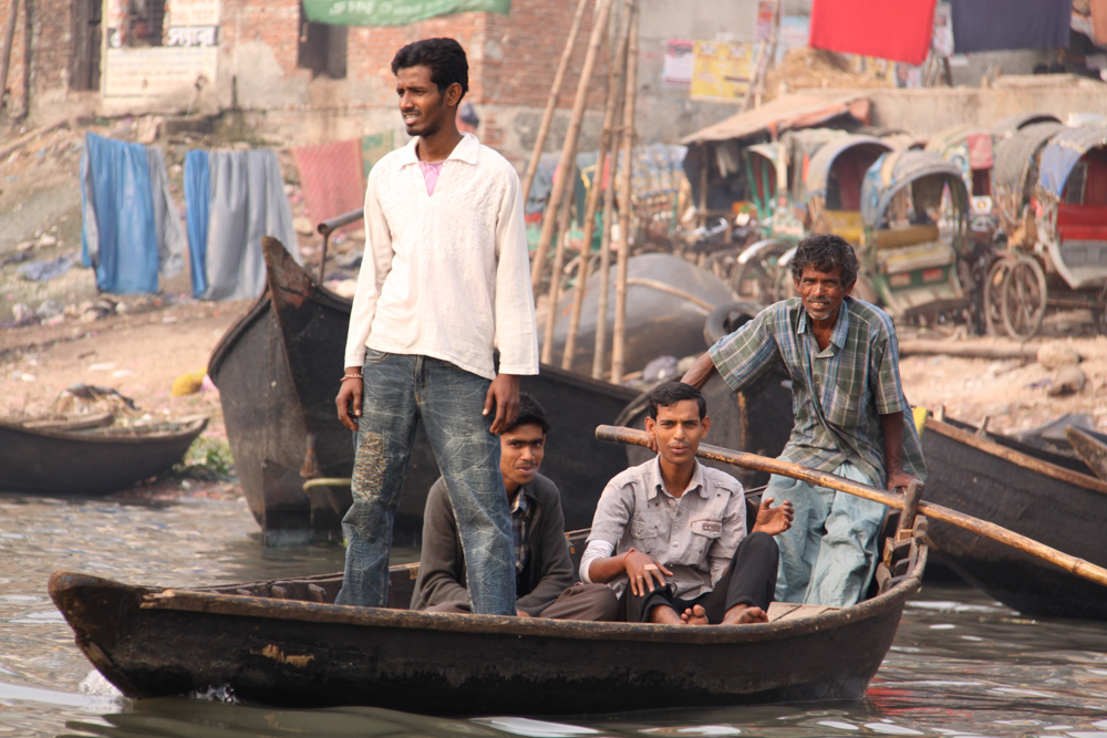 20091218-dhakaboatstander2 copy.jpg