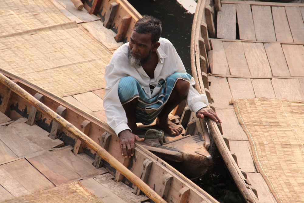 20091218-dhakaoneman3boats copy.jpg