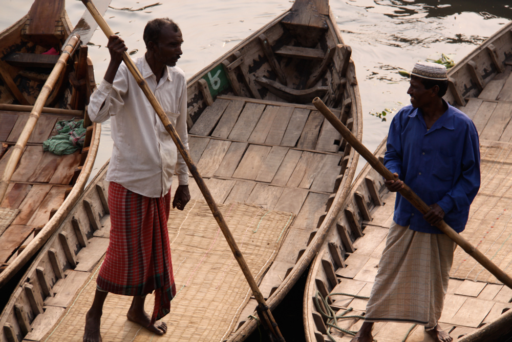 20091218-dhakaredskirtboatman copy.jpg
