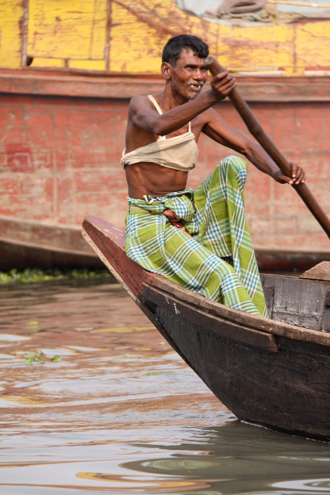 20091218-dhakatoothlessboat copy.jpg