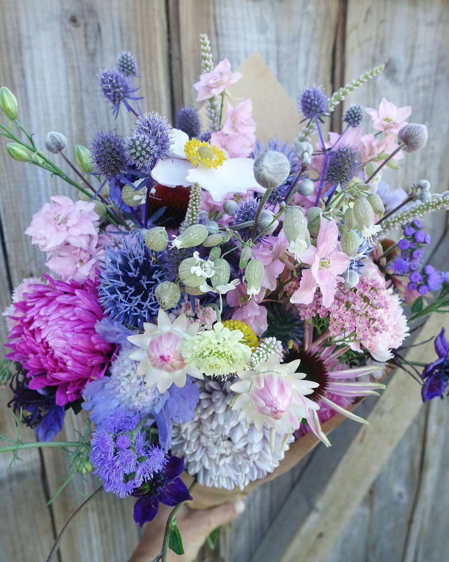 Dagens buketter. 
Growing flowers is so much fun! Can you tell we have a soft spot for blue flowers?