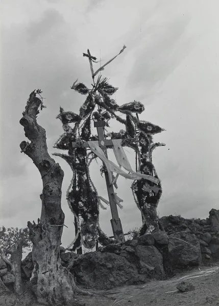 Cruce de Chalma (Cross of Chalma), 1942. Gelatin silver print. SBMA, Gift of Mr. Rudolph Demasi.