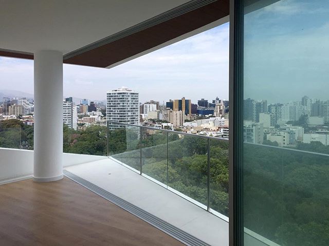 ___la continuidad de los parques__ #architecture #residentialbuilding #greenview #glass #terrazzo #balcony #arquitecturaresidencial #lima #parques #cortazar #aroomwithaview