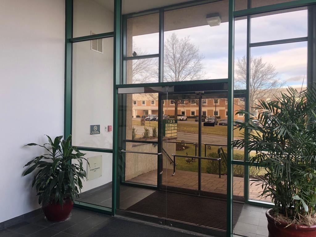 Foyer with glassdoors .jpg