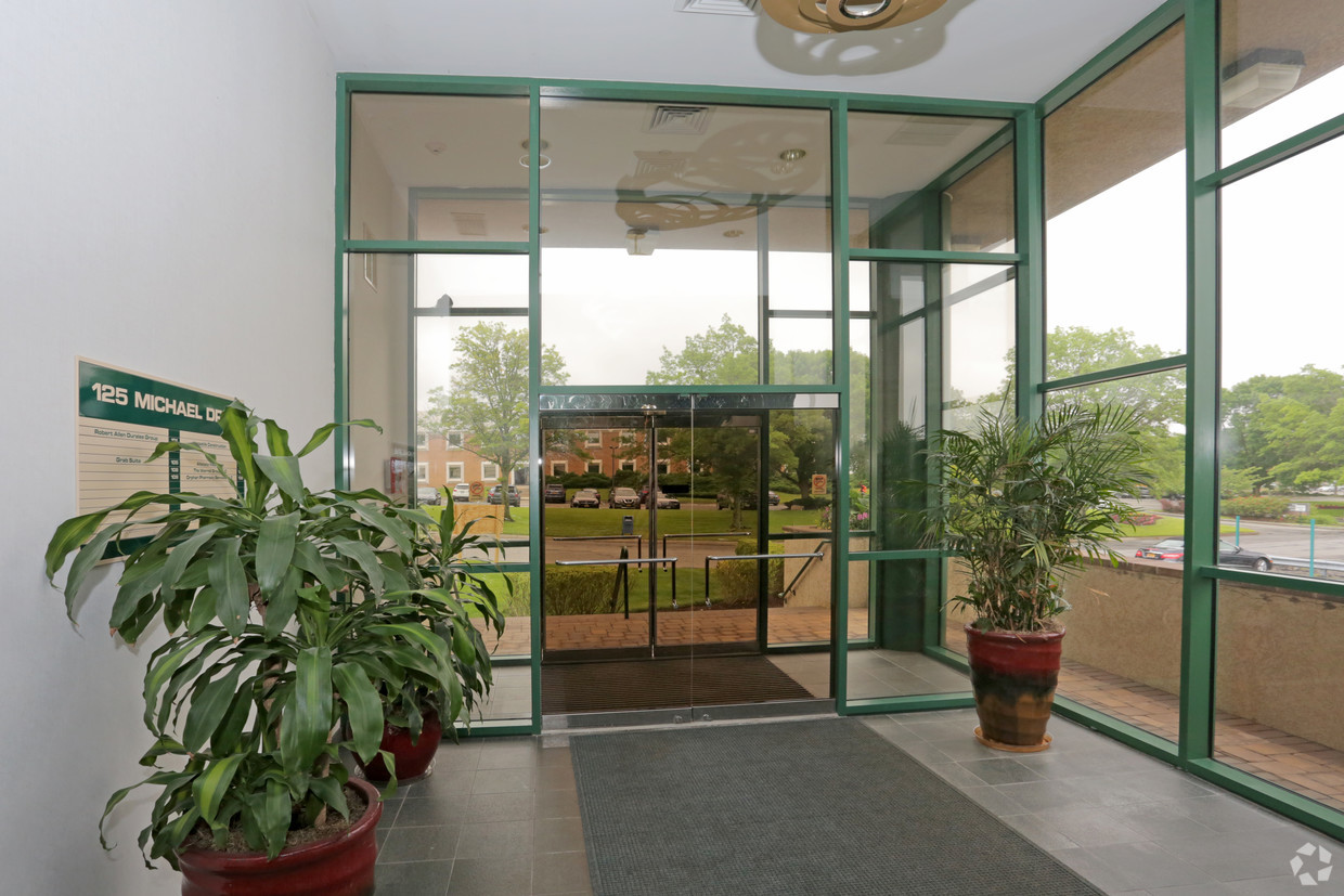 Foyer with glassdoors 2.jpg