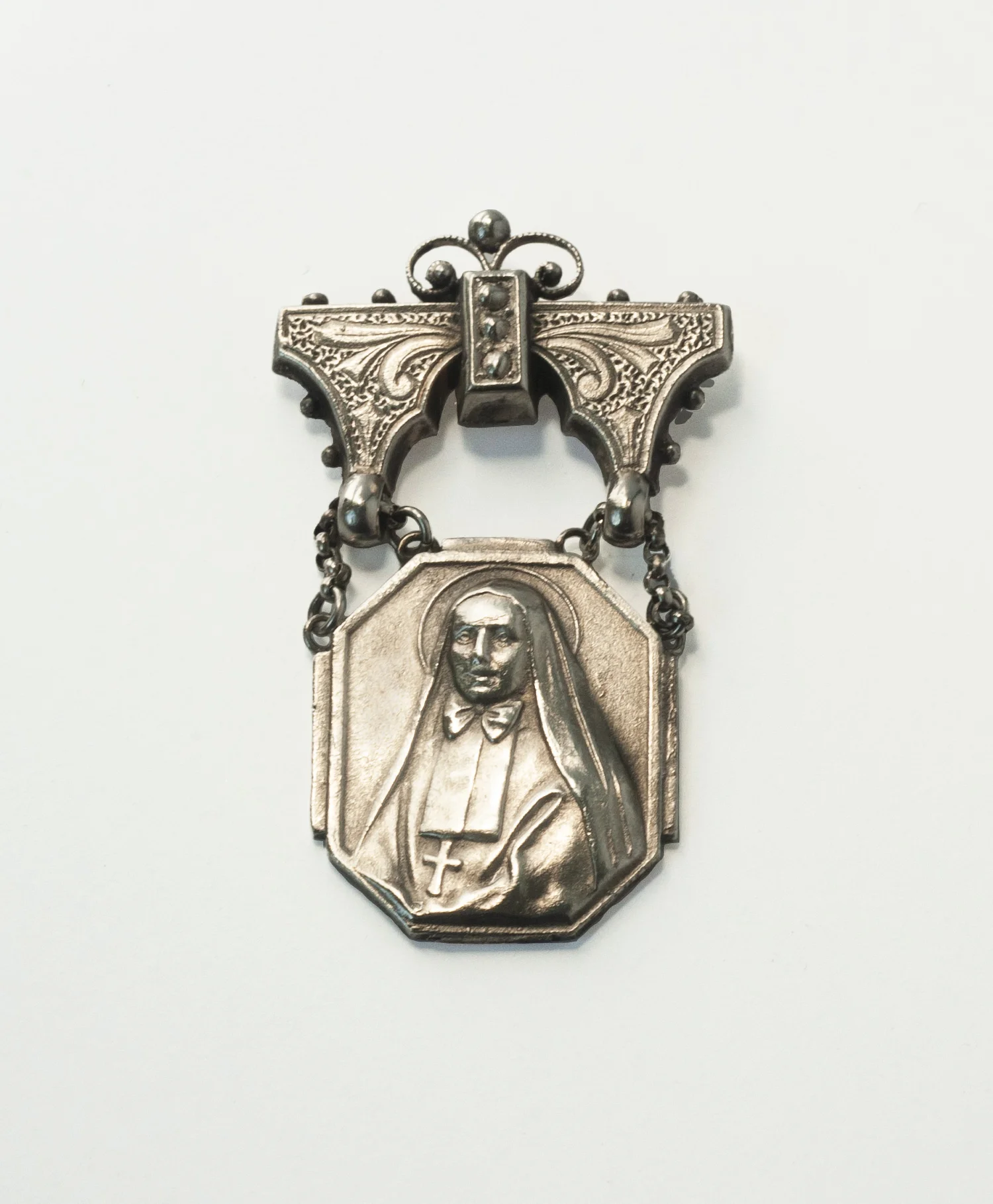 jenniferjones_cabrini_brooch_front.jpg