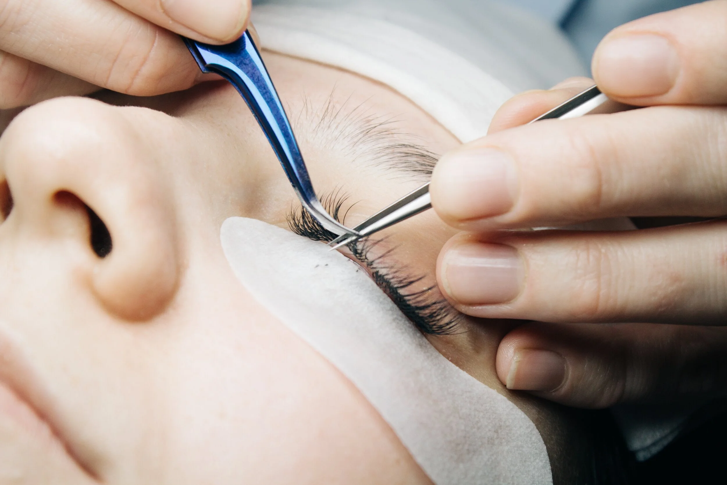eyelash-extensions-close-up-of-artificial-eyelashes-with-tweezers-master-eyelash-extensions-beautiful_t20_yXlJvL.jpg