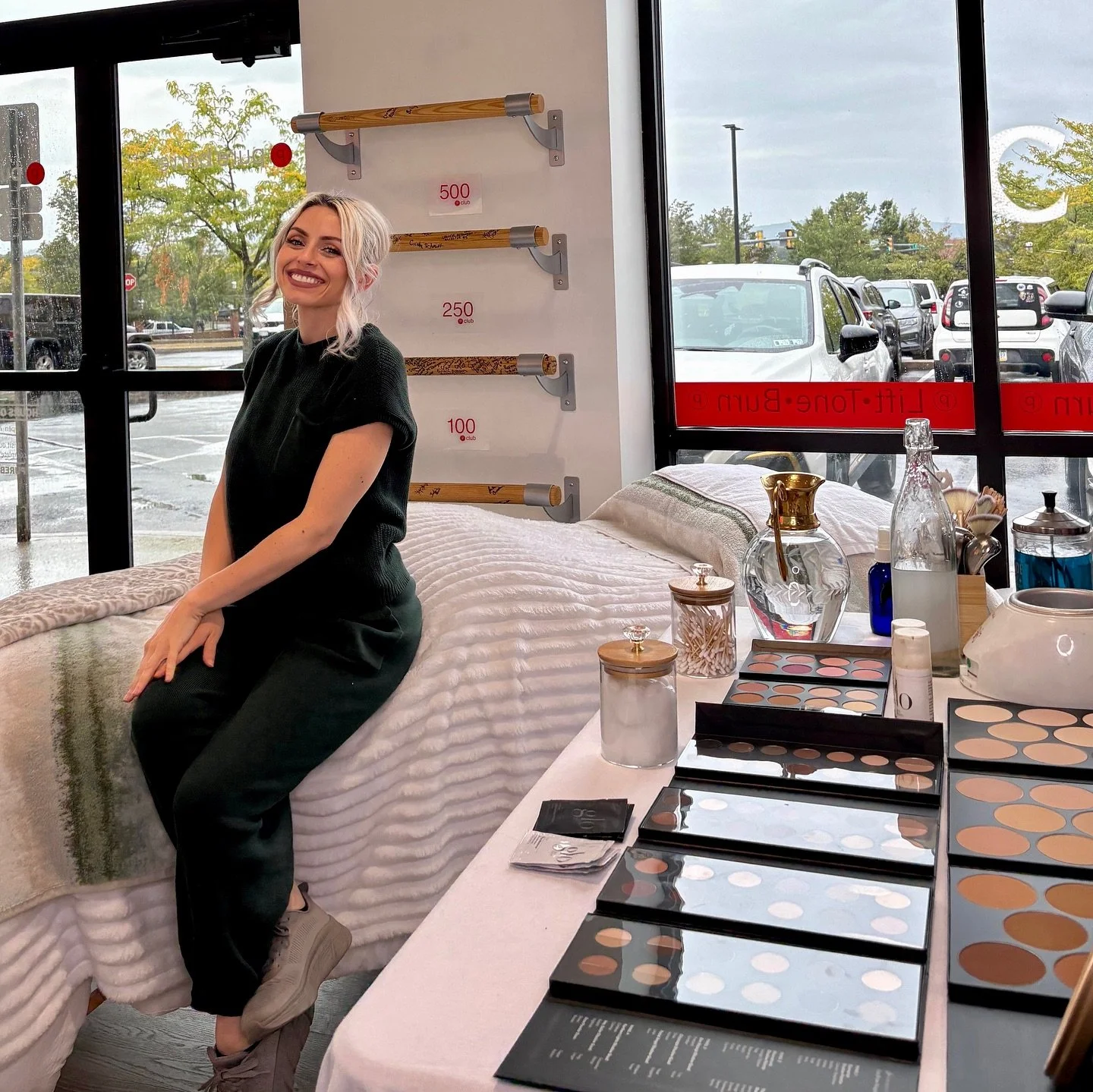 Pure Barre Pop-Up!💄🧖🏼&zwj;♀️ 

Had a blast yesterday launching my new skincare line @artzaskincare with my mini facial and makeup services with @gloskinbeauty @cangro.official 

At Navia I believe in healthy skin and there&rsquo;s no better way bu