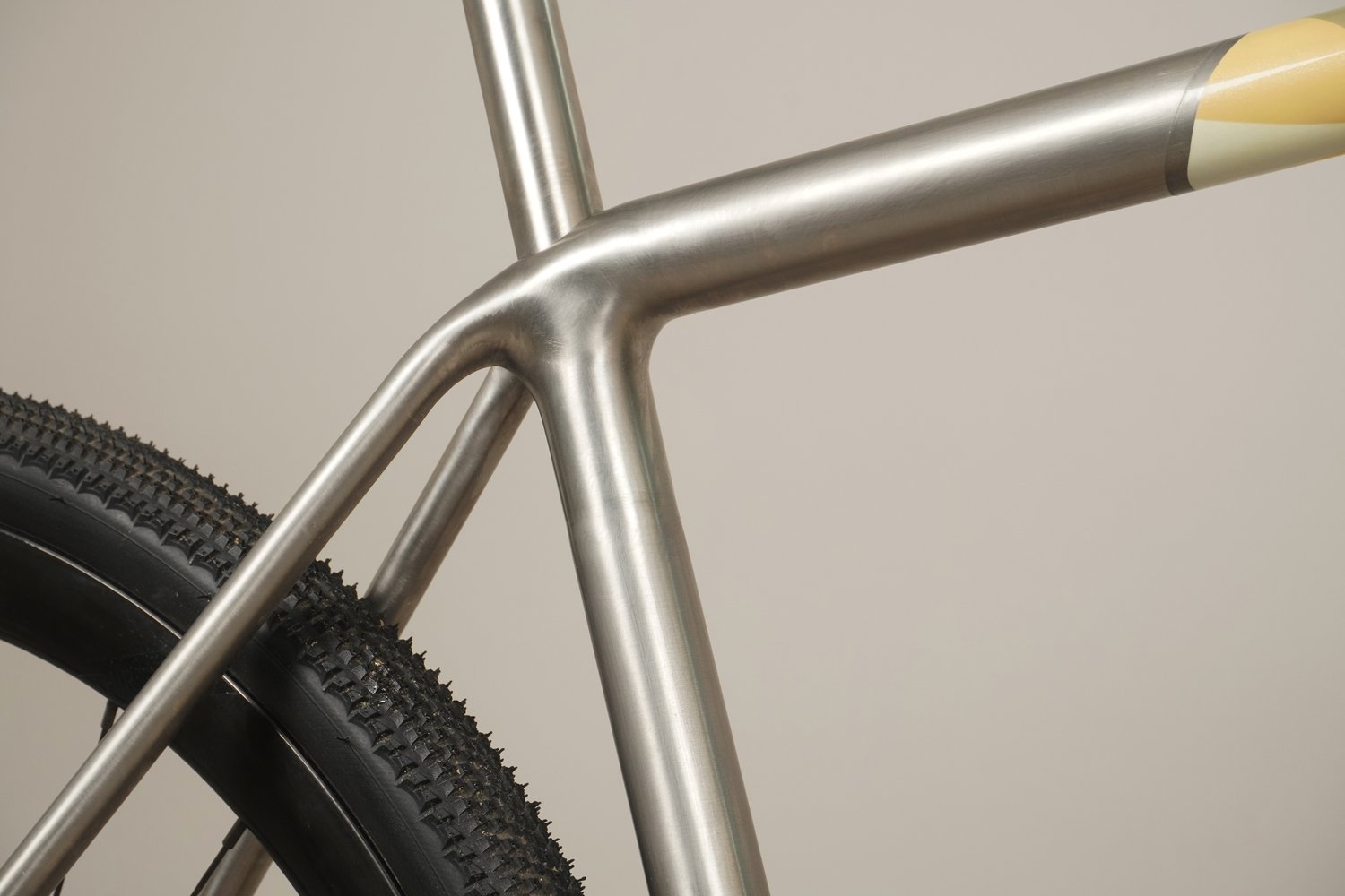 AVALANCHE+TITANE+GRAVEL+SUR+MESURE-+TRUSS+07.jpg