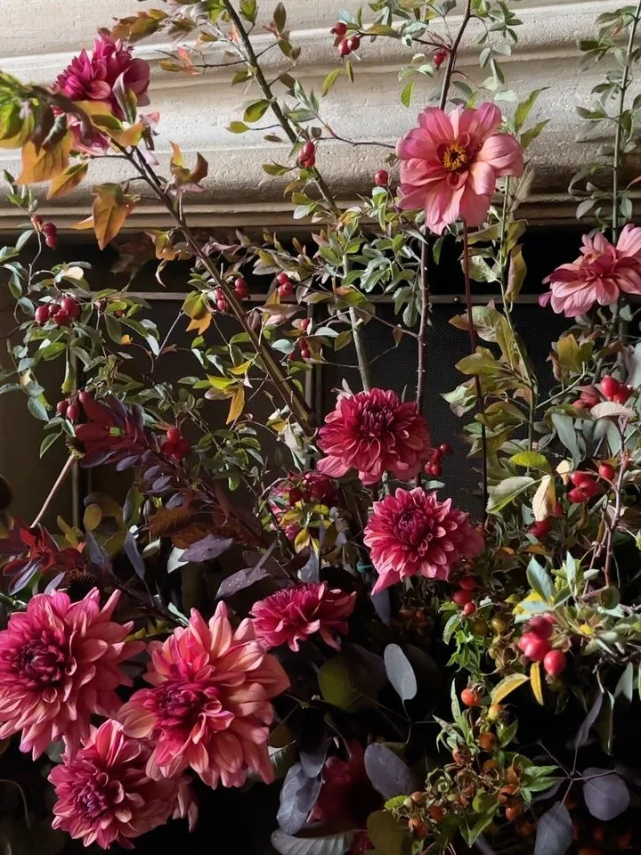 Arranging nature into nature for a collaboration with @susanearlybaskets as part of Crafts Alive: Flowers &amp; the maker at @rodmartonmanor by @glosguild 

Autumn bounty inc the best of the best Molly Raven dahlias 
from @saltboxandco

Susan&rsquo;s