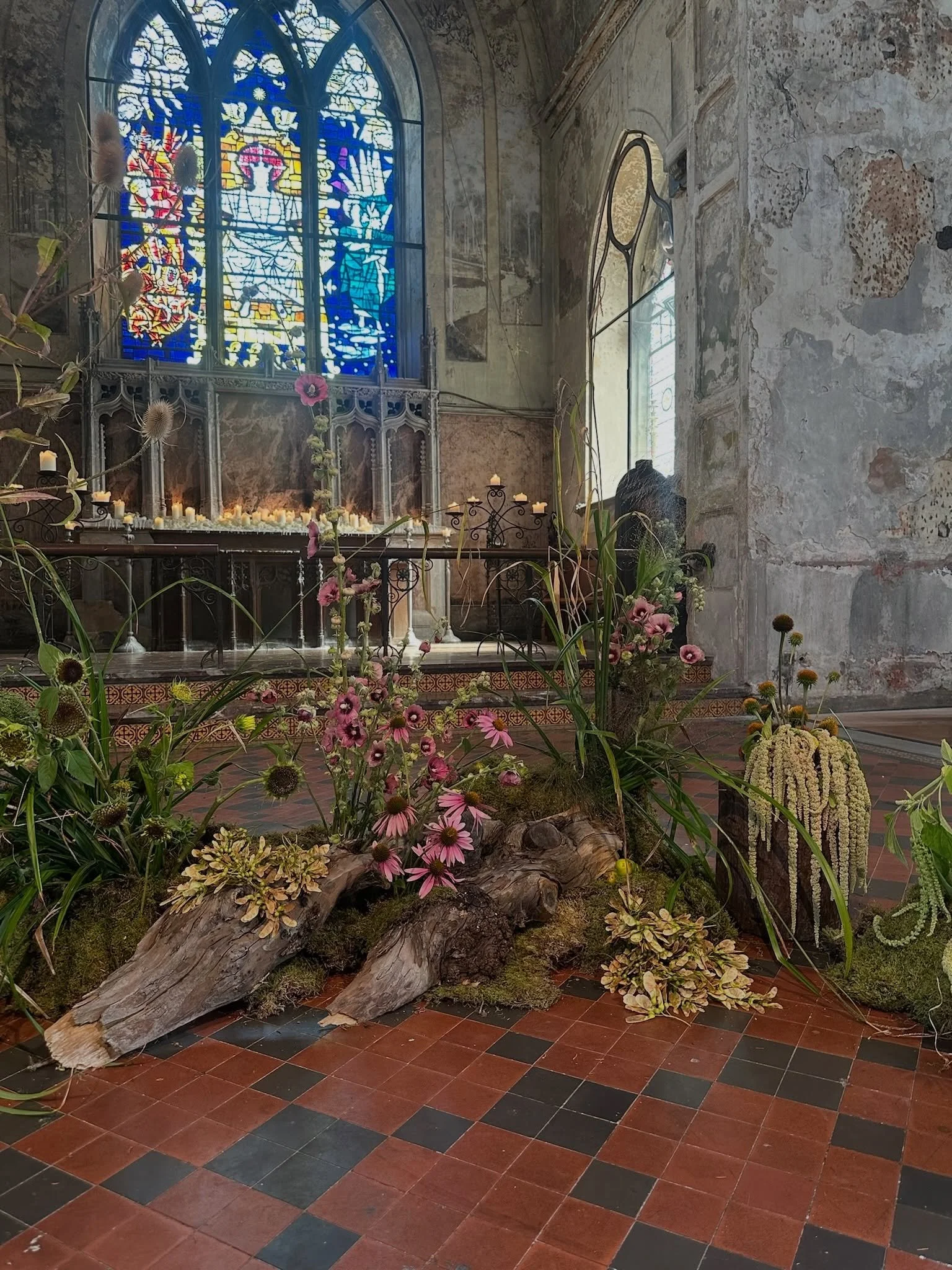 A mossy August dreamscape for Katie &amp; Pete at @themountwithout_events 

The couples references were a whimsical late summer forest floor Zelda inspired fantasy✨🌳🧚🧙&zwj;♀️🐉 
It&rsquo;s a joy to bring visions to life for beautiful couples.

Flo