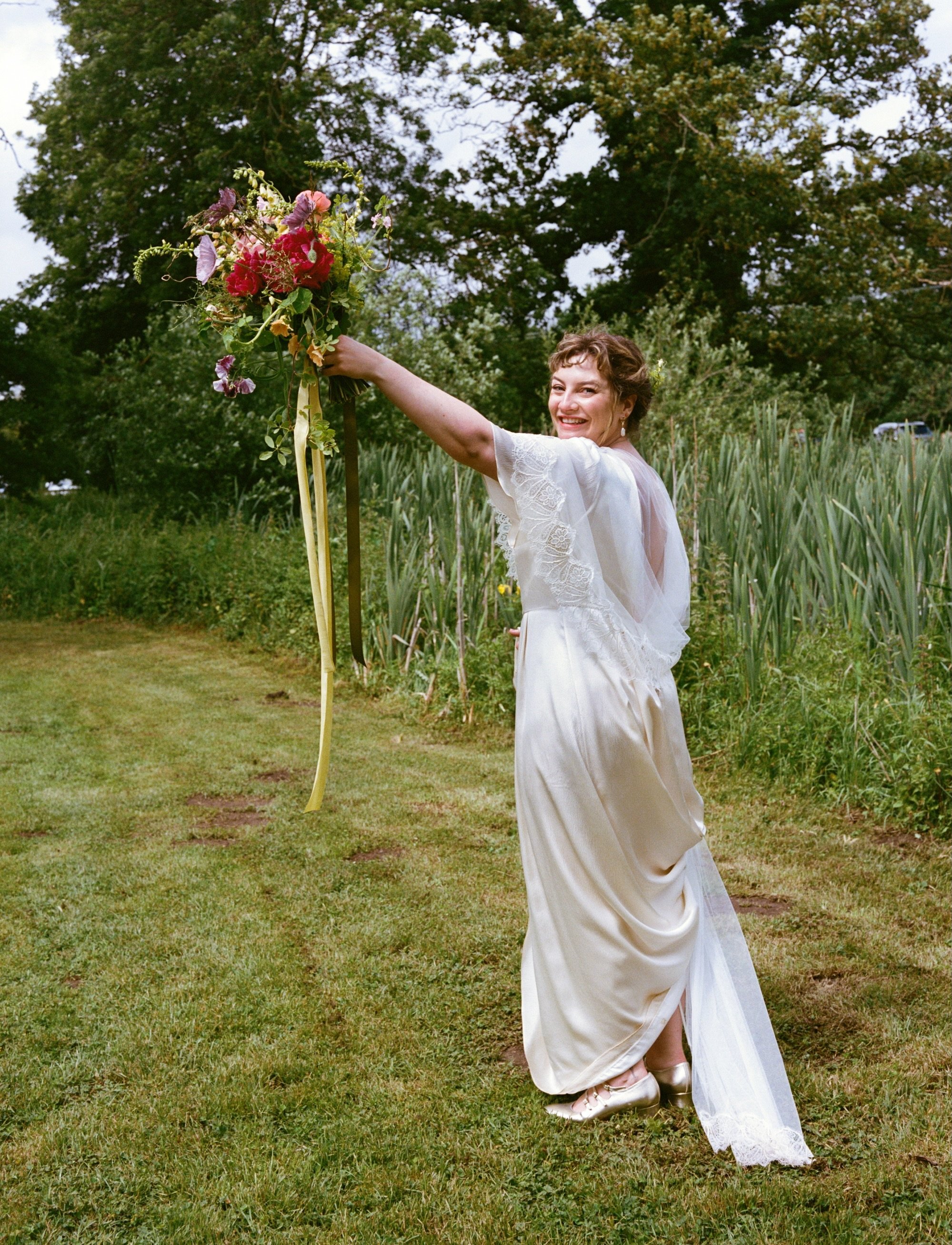 Cat &amp; Rob&rsquo;s day of love on the first weekend in June beautifully captured by the incredible talent @alohabshaw 

I don&rsquo;t take on many wedding these days, but when I do, I adore them.
🎀🍀 

Thanks you to my floral ride or die @thenagu