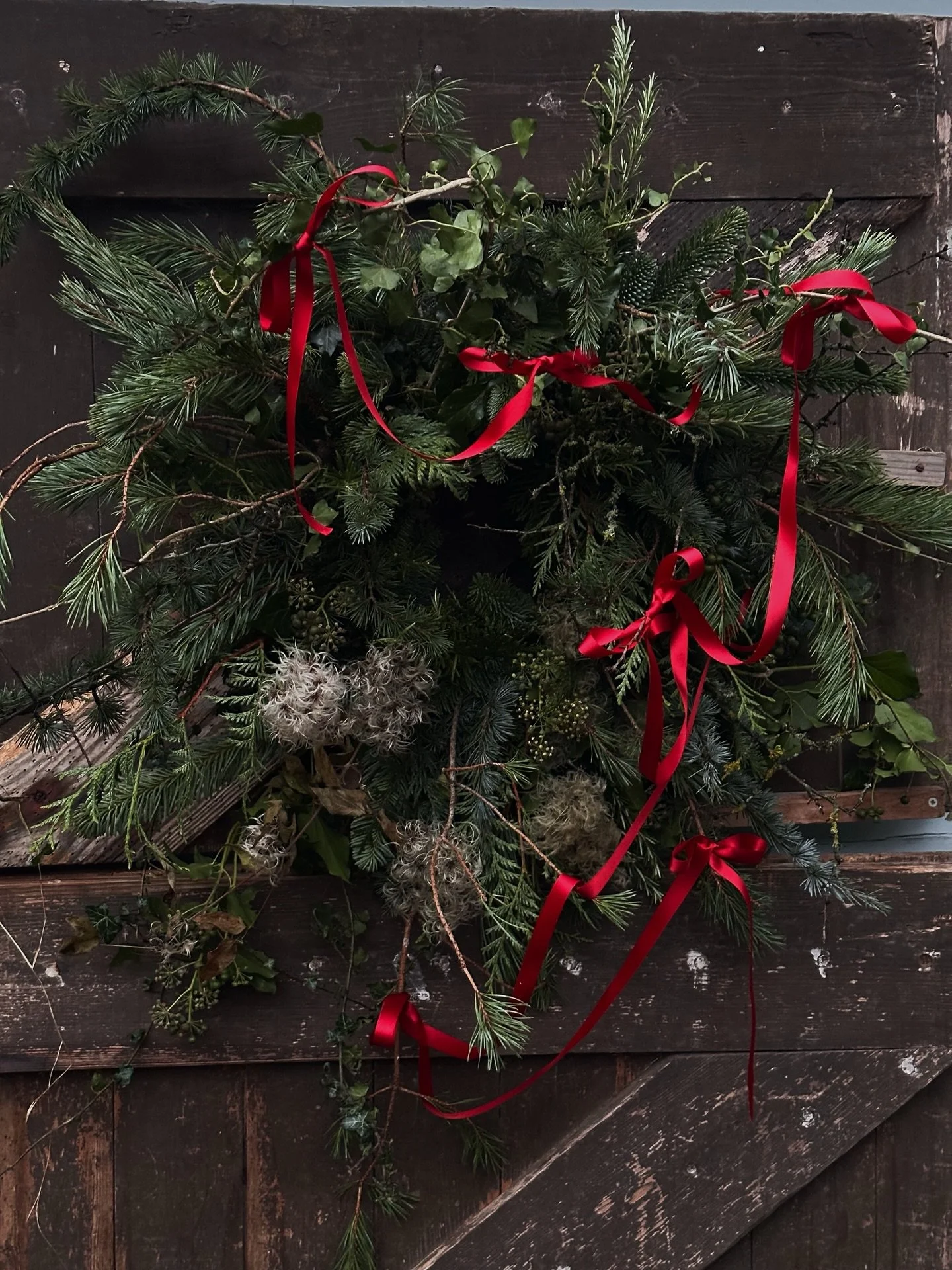 It feels like it&rsquo;s been Christmas for a million years already but now it&rsquo;s officially December, here&rsquo;s a million photos of the same wreath.
Will never not love ribbon
🎀