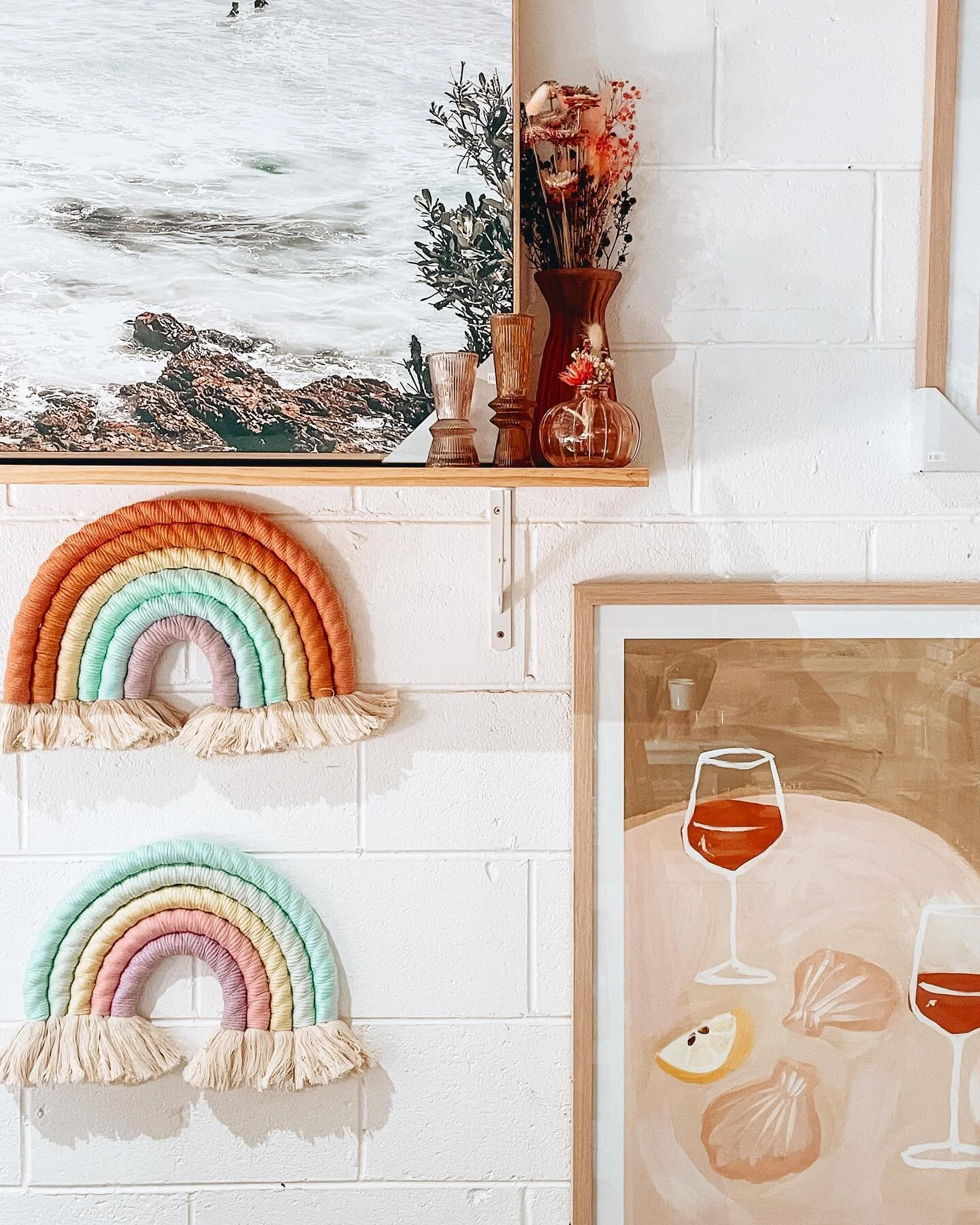 Art, flowers &amp; rainbows&hellip; what a combo! 🌼🌈
Snippets of our walls, filled with colour &amp; inspiration.
Pop in store today &amp; refresh your space! 🧡