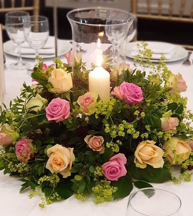 Hurricane vase arrangement!
#hurricanevases #freshflowers #pink #roses #candles #greenery #Londonweddings #londonvenues #chiavarichairs #weddingcenterpieces #guesttable #arrangement @hiltonlondonsyon