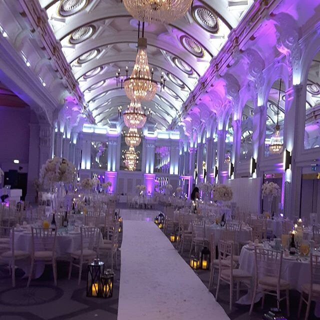 #londonweddings #londonvenues #weddingcenterpieces #tabledecor #tallarrangement #aisledecor #lanterns #crystals #chandeliers #moodlight #tallglassvasearrangement #orchids @ragasaan @devere_grand_connaught_rooms