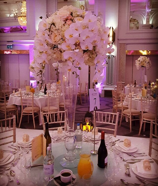 #weddingcenterpieces #weddingflowers #orchids #tallglassvasearrangement #tallarrangement #moodlight #colourwash #cascade #londonweddings #londonvenues @ragasaan @devere_grand_connaught_rooms