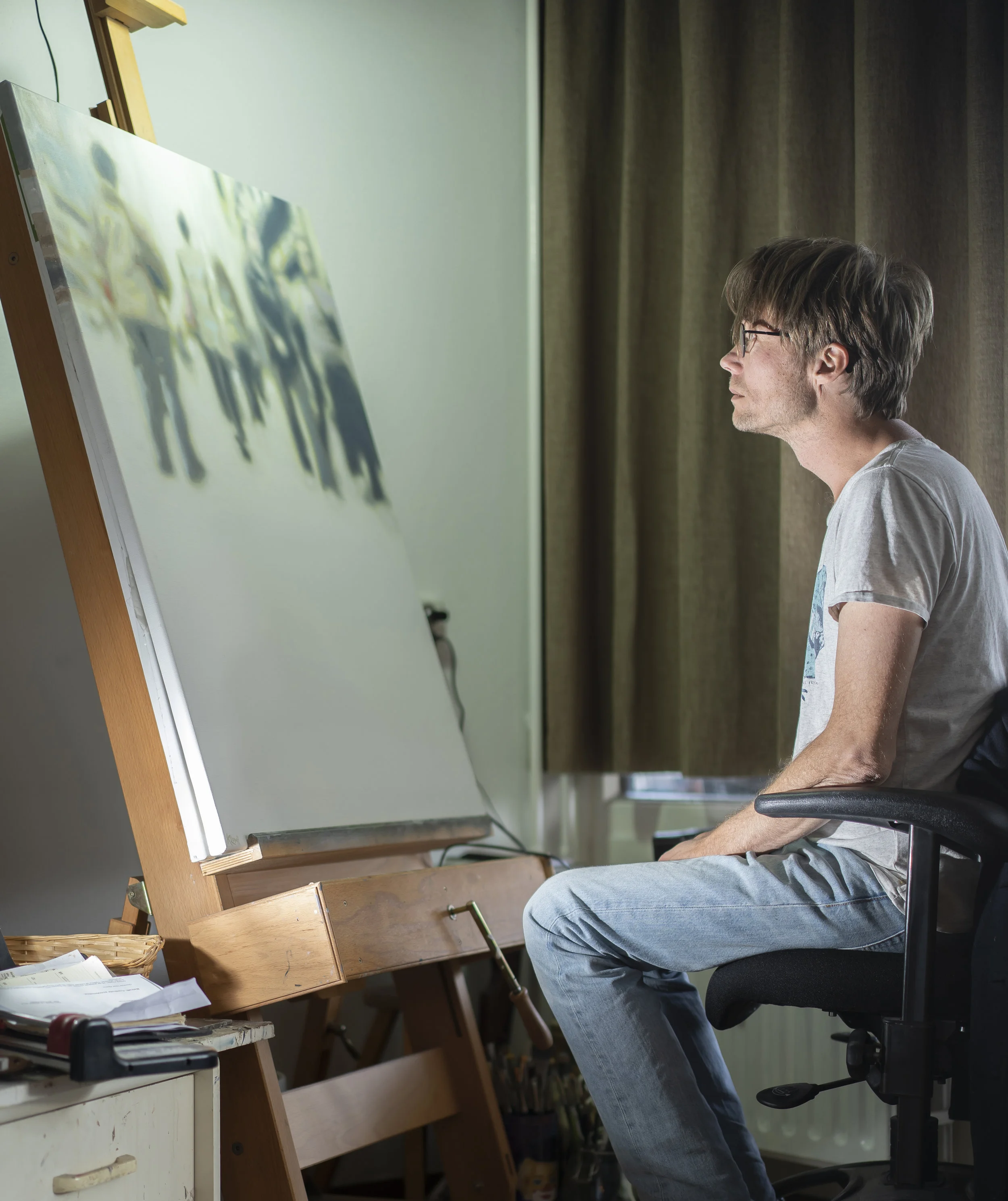 Marko Klomp in zijn atelier aan het werk (Foto: T. Merks).