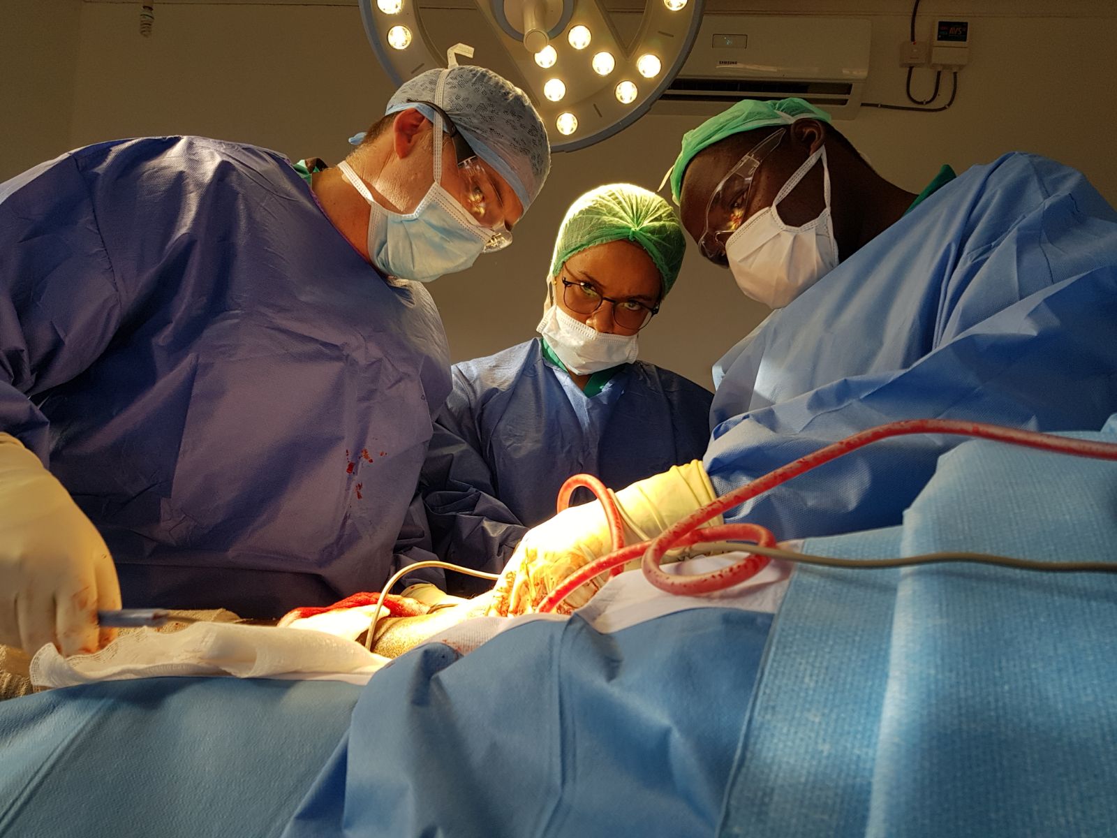  Surgeons working closely together 