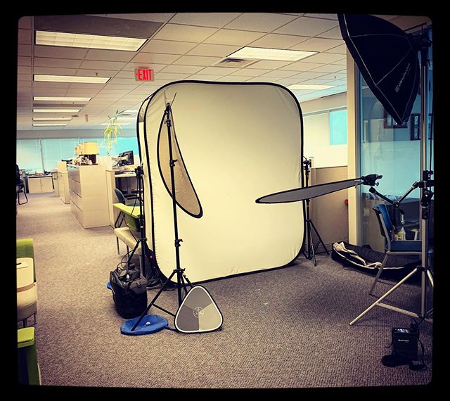 Can you believe I get this whole set-up on site in one trip from the car? 💪🏻 Shooting corporate headshots in the comfort of their own office. Minimum disruption to their workflow. That&rsquo;s the beauty of Studio2U in action.