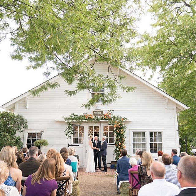 The decision is in: this is the sweetest farmhouse wedding you&rsquo;ll ever see. On the blog today, E + K&rsquo;s Quincy Farm Nuptials make our hearts skip q best. .
.
🍽: @darleenzdillaz .
💐: @bellalufloral .
📷: @jensensutta &amp; @hannahqphotogr