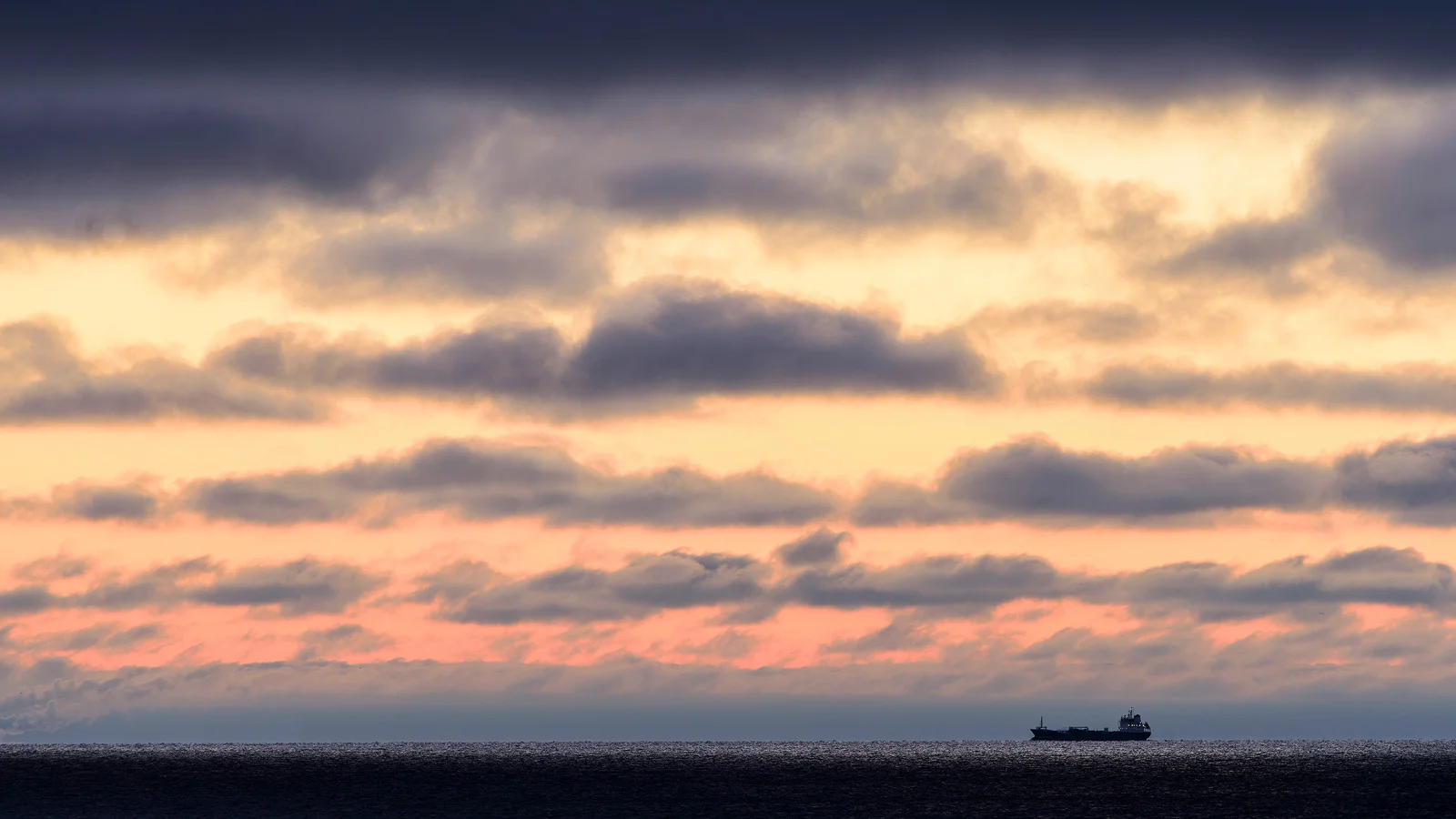 Ensomt skib i morgenlys, Øresund (December 2017)